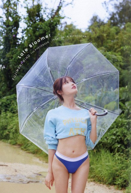 Late Bloomer -- Riho Fujimori Photo Book