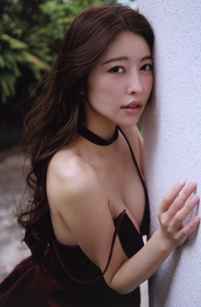 H -- Hinako Mori Photo Book