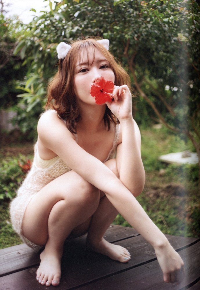 Touch Me -- Alice Shaku Photo Book