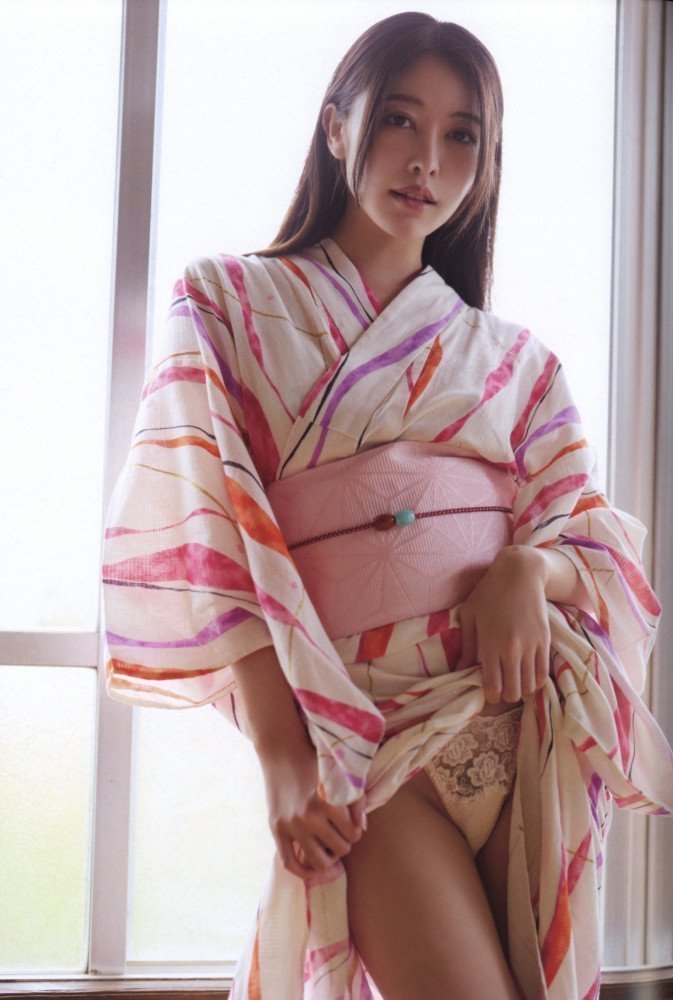 H -- Hinako Mori Photo Book
