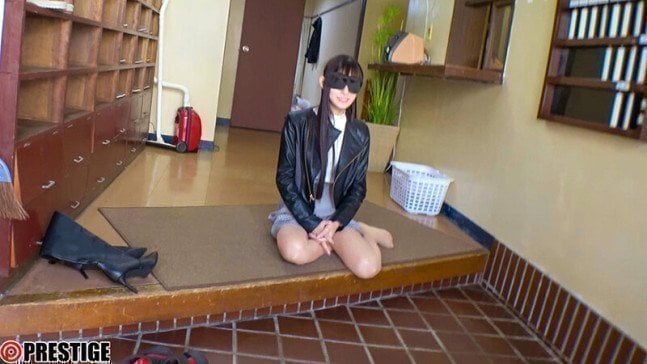 Umi Yatsugake is Left Behind in a Guest House Full of Men